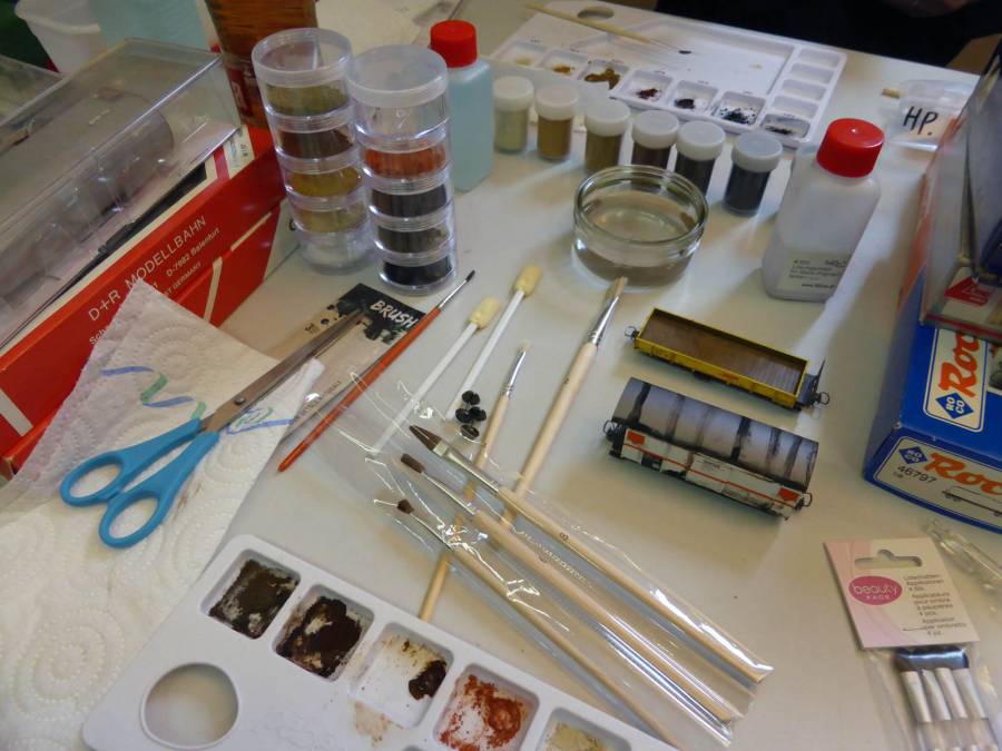 Das Material zum Verwittern der Fahrzeuge. Farbpigmente, Isopropylalkohol zum
Auftragen der Farbpigmente mit einem Pinsel, harte Pinsel zum Wegwischen der
Überreste und ein paar Applikatoren (Migros Schminkabteilung) zum verwischen des... Das Material zum Verwittern der Fahrzeuge. Farbpigmente, Isopropylalkohol zum
Auftragen der Farbpigmente mit einem Pinsel, harte Pinsel zum Wegwischen der
Überreste und ein paar Applikatoren (Migros Schminkabteilung) zum verwischen des...