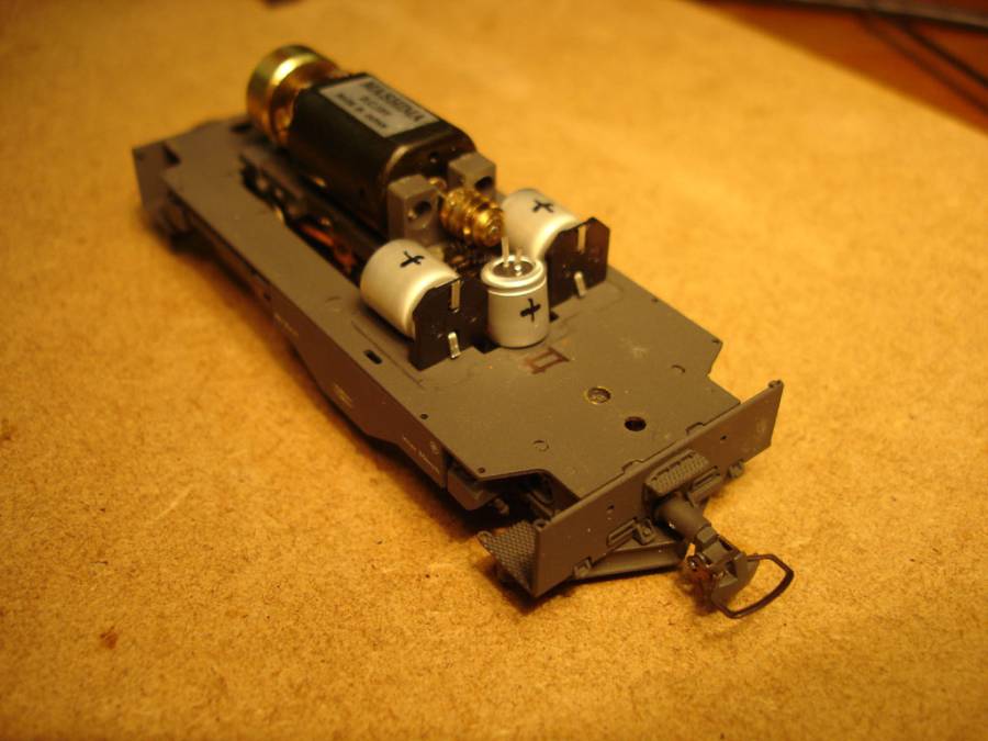 Probeplazierung von drei Stützkondensatoren auf dem Chassis. Die Kondensatoren... Probeplazierung von drei Stützkondensatoren auf dem Chassis. Die Kondensatoren...