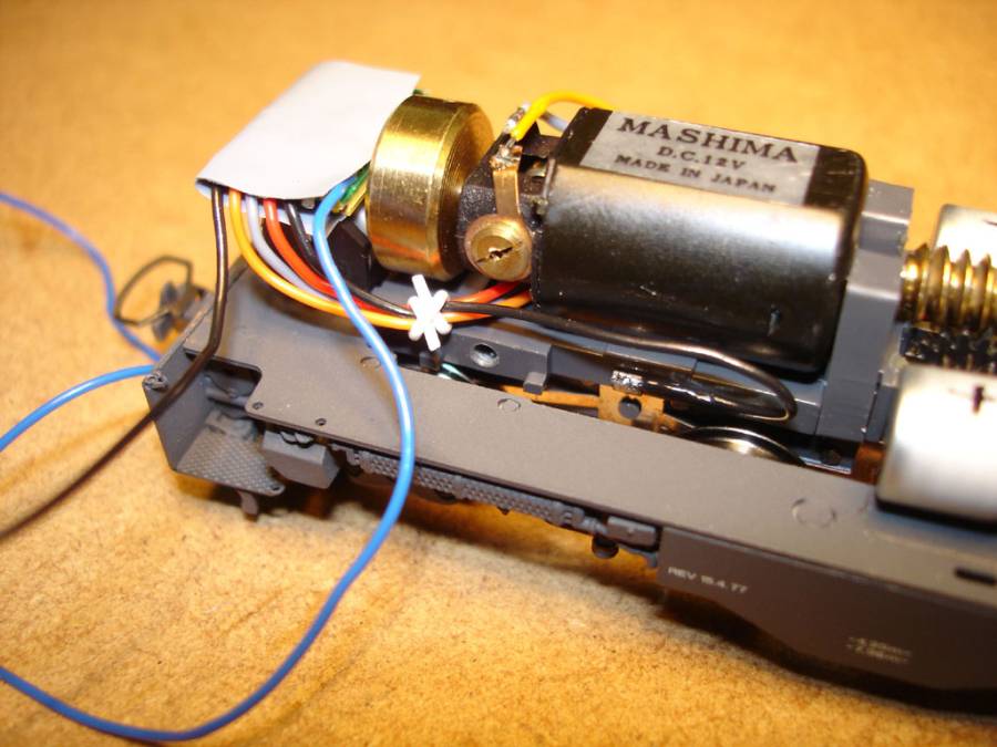 Der auf einem Elektrolytkondensator plazierte Decoder wurde soeben fixiert und... Der auf einem Elektrolytkondensator plazierte Decoder wurde soeben fixiert und...