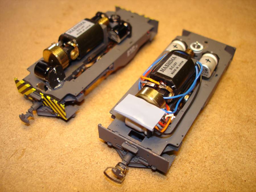 Zwischenetappe erreicht! Die fixen Elkos sind platziert und zum Teil schon
schwarz eingefärbt. Beim Modell rechts ist der Decoder im grauen Isolierband... Zwischenetappe erreicht! Die fixen Elkos sind platziert und zum Teil schon
schwarz eingefärbt. Beim Modell rechts ist der Decoder im grauen Isolierband...