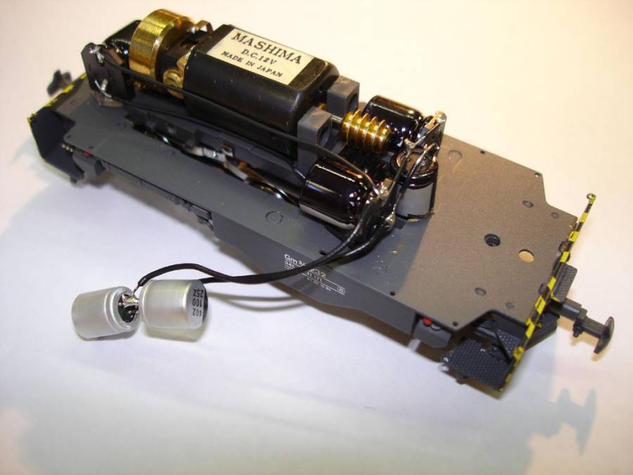 Alle sechs Elkos sind verkabelt. Total: 1290 MikroFarad (3x 100uF 25V, 3x 330uF...