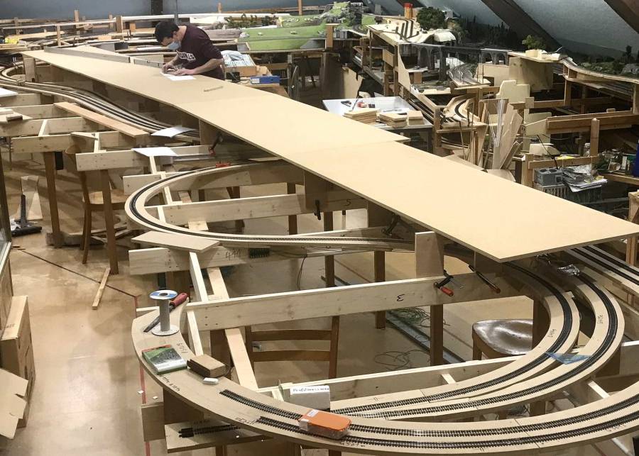 Am 16. November werden die Platten für den künftigen Kopfbahnhof ausgelegt. Am 16. November werden die Platten für den künftigen Kopfbahnhof ausgelegt.