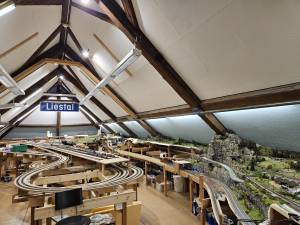 Mit Stand 2024 ist der Bau des Kopfbahnhofes bis auf das Depot abgeschlossen.
Neben den Strecken zu den Schattenbahnhöfen S2 und S3 stehen uns auch die...