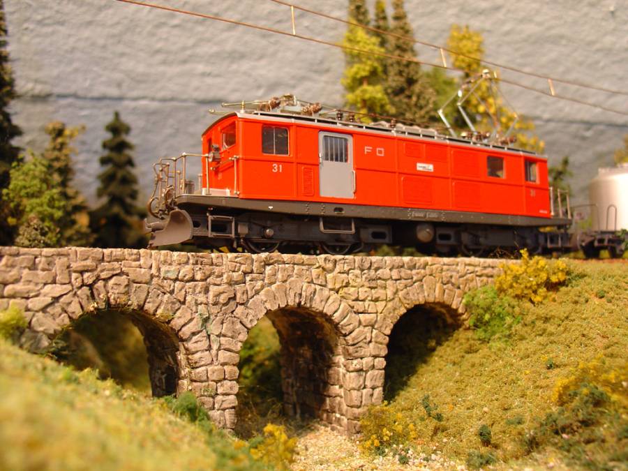 Die "FO" überquert eine kleine Brücke Die "FO" überquert eine kleine Brücke