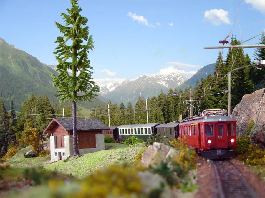 Ein Zug der RhB fährt über die Klubanlage Ein Zug der RhB fährt über die Klubanlage
