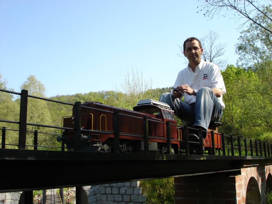 Mit voller Fahrt über den Viadukt