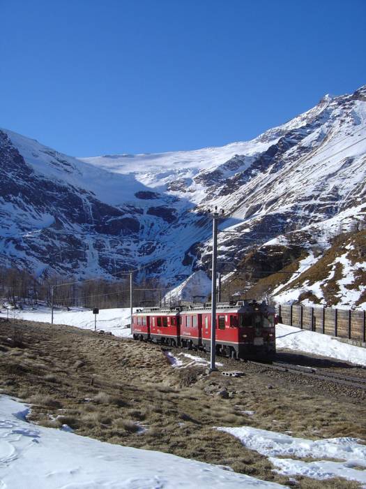 Ausflüglerzug vor dem Palügletscher