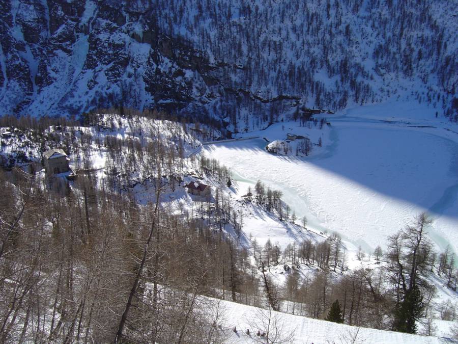 Blick auf den zugefrohrenen Palüsee Blick auf den zugefrohrenen Palüsee