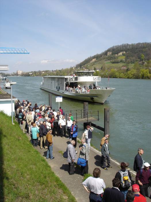 ...und da kommt auch schon das Schiff... ...und da kommt auch schon das Schiff...
