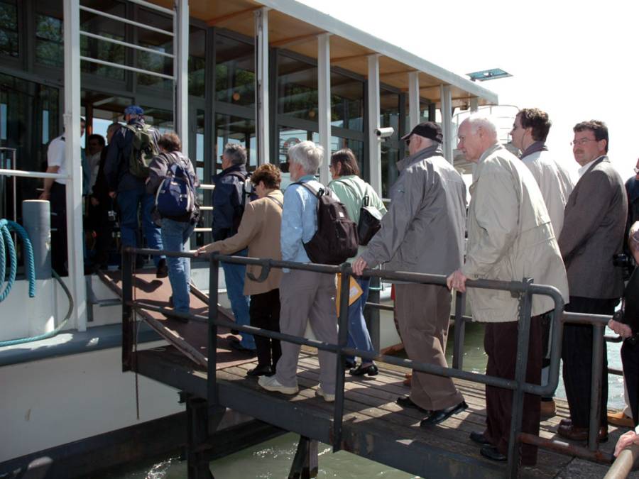 und da stürmt die Menge auch schon den "Christoph Merian"