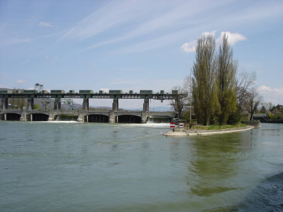 Das Kraftwerk und die Schleuse bei Augst