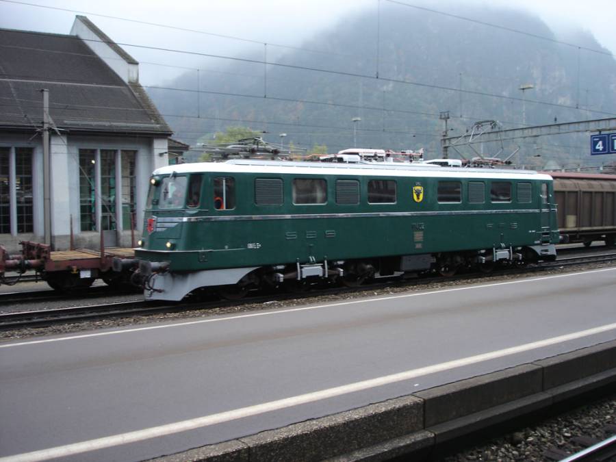 In Erstfeld treffen wir auf die Ae 6/6 "Uri" beim Frühsport In Erstfeld treffen wir auf die Ae 6/6 "Uri" beim Frühsport