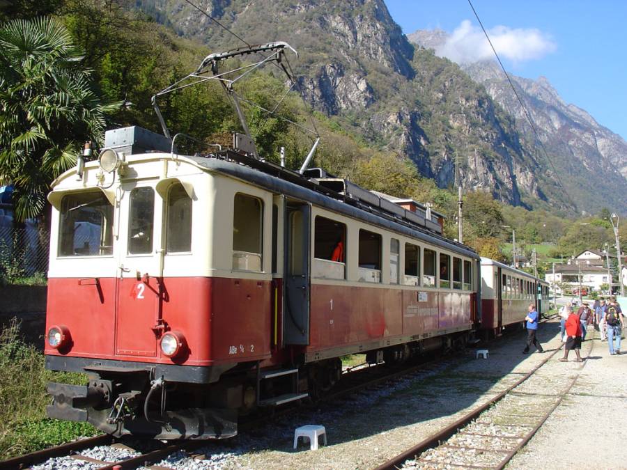 Der Zug steht in Cama, der heutigen Endstation der Misoxerbahn, zur Rückfahrt... Der Zug steht in Cama, der heutigen Endstation der Misoxerbahn, zur Rückfahrt...
