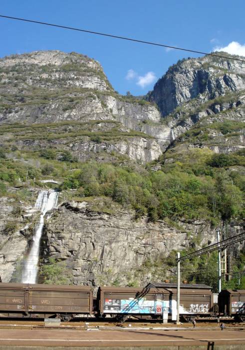 Zurück in Biasca (schöner Wasserfall, nicht?) Zurück in Biasca (schöner Wasserfall, nicht?)