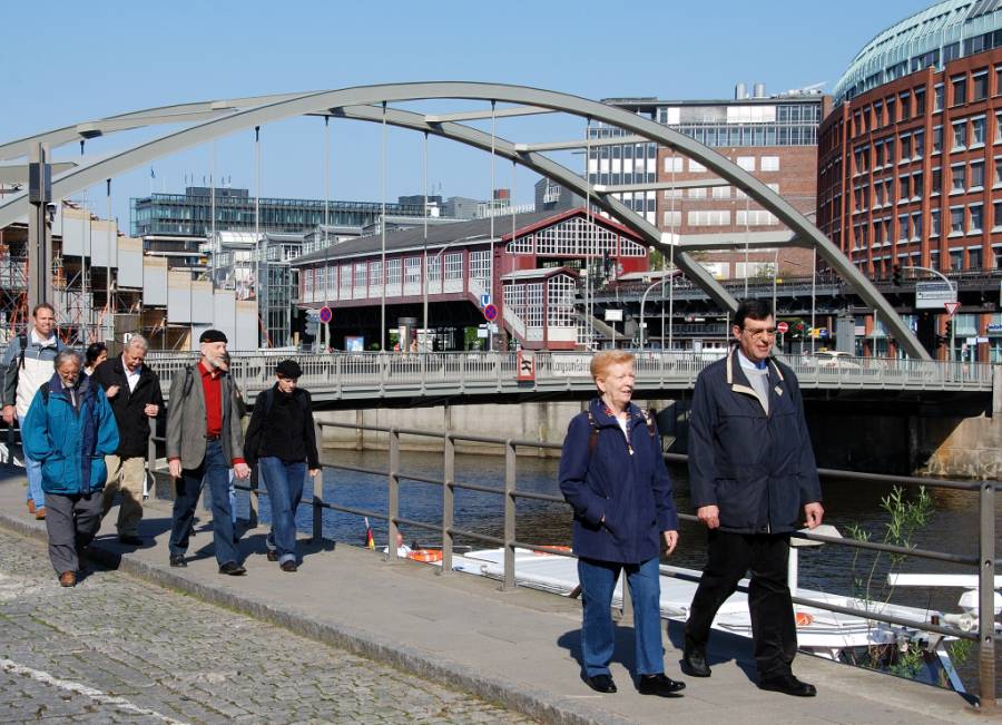 Nach der Ankunft mit dem CNL in Hamburg, geht es gut ausgeschlafen (?) von der
U-Bahnstation Baumwall (hier als Hochbahn, siehe Hintergrund) Richtung...