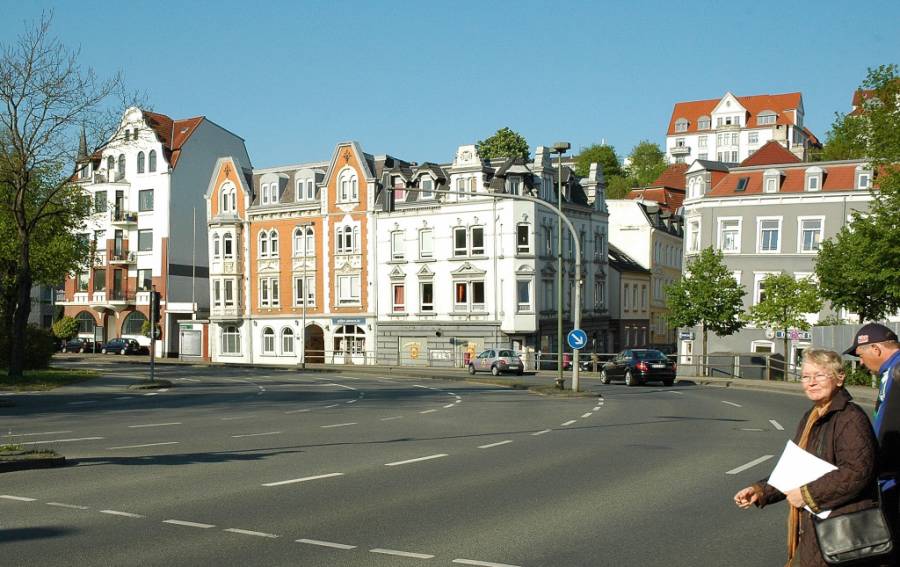 ..... wo uns die lokale Reiseführerin, vorbei an den schiefen Häusern, ..... ..... wo uns die lokale Reiseführerin, vorbei an den schiefen Häusern, .....
