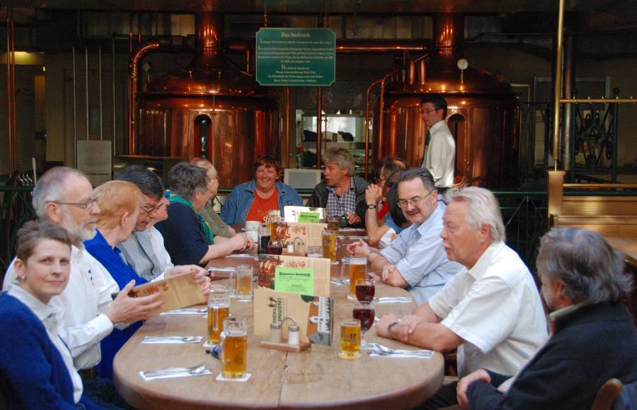 ..... zum Nachtessen in Hansens Brauerei führt. ..... zum Nachtessen in Hansens Brauerei führt.