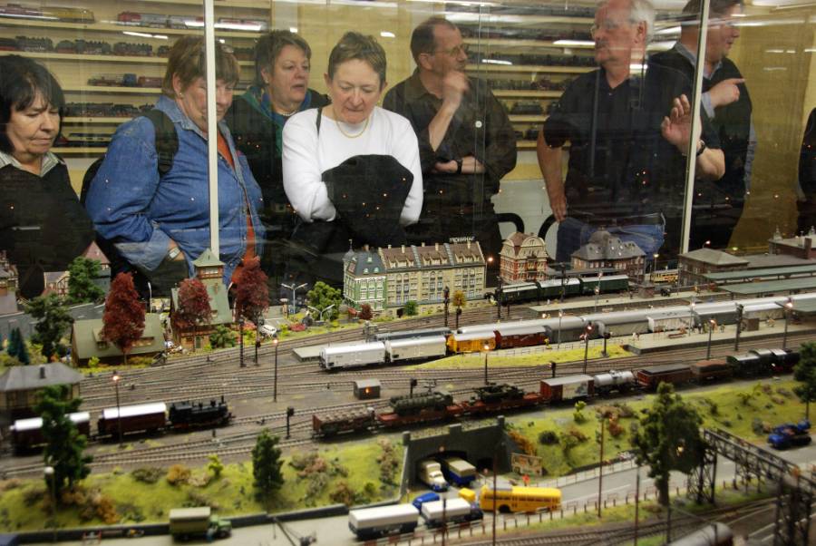 Nacher besuchen wir den Modelleisenbahnclub Flensburg, wo die Damen den
Hauptbahnhof der Anlage bestaunen, während Willy mit dem 1. Vorsitzenden... Nacher besuchen wir den Modelleisenbahnclub Flensburg, wo die Damen den
Hauptbahnhof der Anlage bestaunen, während Willy mit dem 1. Vorsitzenden...