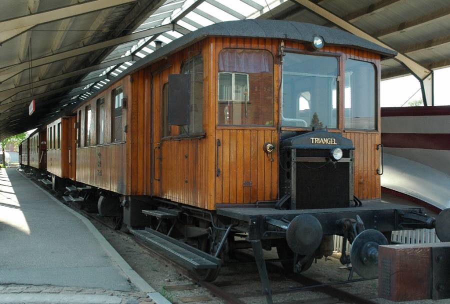 Holzkasten-Dieseltriebwagen in der Perronhalle im Freigelände. Holzkasten-Dieseltriebwagen in der Perronhalle im Freigelände.