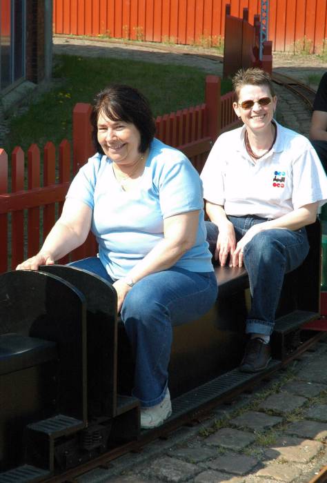 Das Mitfahren auf der Gartenbahn durch das Freigelände ist offenbar ein Plausch. Das Mitfahren auf der Gartenbahn durch das Freigelände ist offenbar ein Plausch.