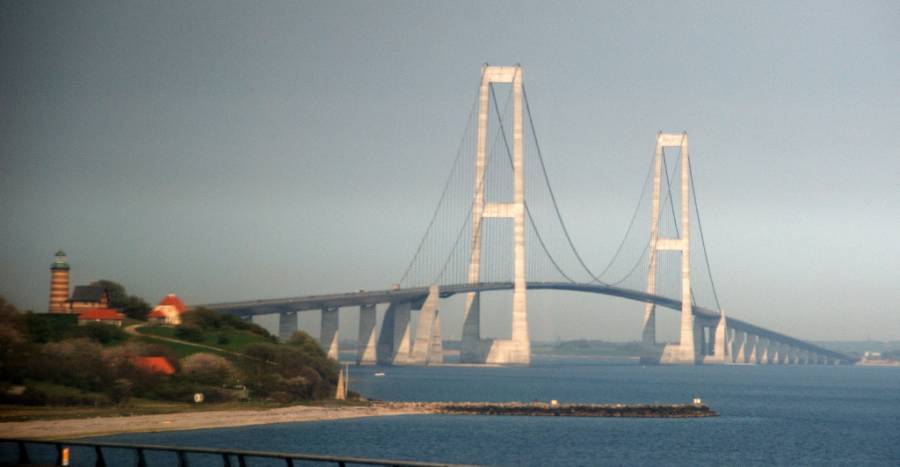 ..... und zwar über die Brücke und durch den Tunnel unter dem grossen Belt... ..... und zwar über die Brücke und durch den Tunnel unter dem grossen Belt...