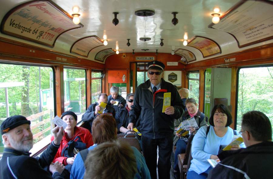 Der nächste Tag bringt einen Besuch des Trammuseums in Skjoldenæsholm ausserhalb
Kopenhagens. Das Schmalspur-Tram pendelt zwischen dem Parkplatz bzw. der... Der nächste Tag bringt einen Besuch des Trammuseums in Skjoldenæsholm ausserhalb
Kopenhagens. Das Schmalspur-Tram pendelt zwischen dem Parkplatz bzw. der...