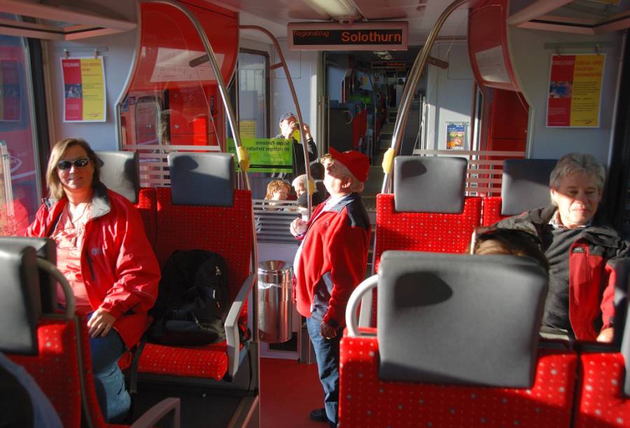 Auch im Innern ist der Zug vorwiegend in rot gehalten    und die Fahrgäste auch...