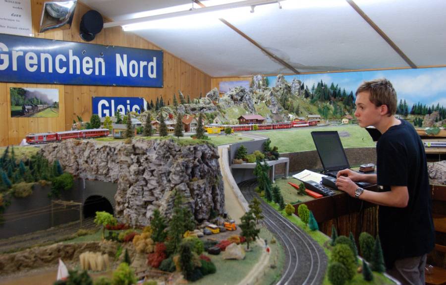 .. während sich der Fahrdienstleiter auf die Ausfahrt des BVZ Pendels...
.. während sich der Fahrdienstleiter auf die Ausfahrt des BVZ Pendels...