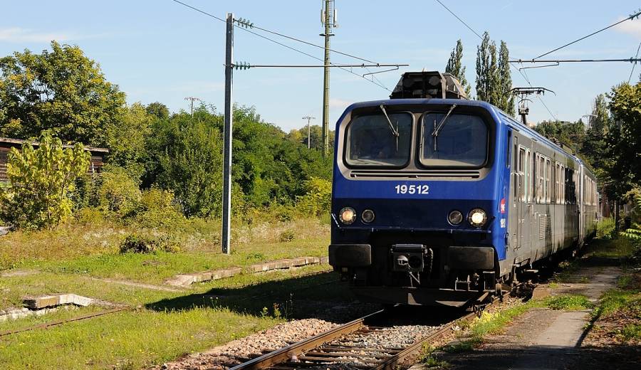 Das Bahngelände ist überwachsen. Die beiden noch liegenden Gleise sind
elektrifiziert, aber nur eines noch befahren. Mit diesem Z2 Triebwagen fahren...