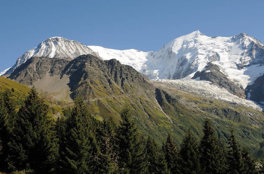 ..... oder auf den Mont Blanc. An der Bergflanke ist noch die Bahnstrecke
sichtbar, die bis fast zum Gletscher führt. Der oberste Teil war jedoch wegen...