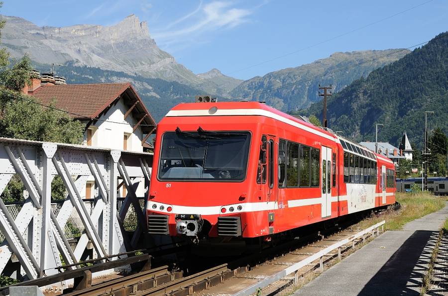 Von Saint Gervais geht es weiter mit der SNCF, aber auf schmaler Spur mit der
Ligne de Savoie, in einem SPATZ von Stadler. Trotz fehlender Fahrleitung... Von Saint Gervais geht es weiter mit der SNCF, aber auf schmaler Spur mit der
Ligne de Savoie, in einem SPATZ von Stadler. Trotz fehlender Fahrleitung...