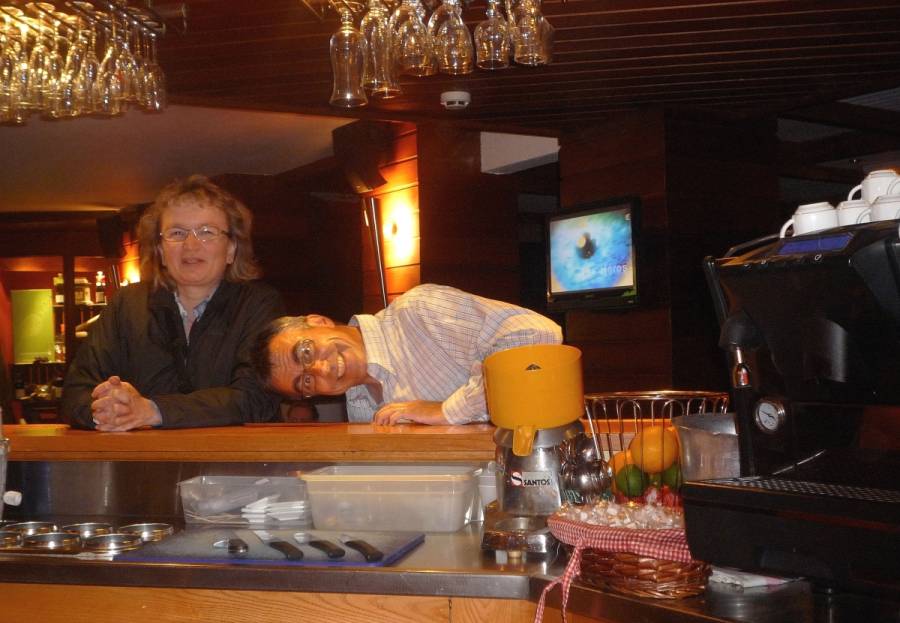 In Chamonix übernachten wir. Zuvor gehts aber in der Bar noch lustig zu und... In Chamonix übernachten wir. Zuvor gehts aber in der Bar noch lustig zu und...