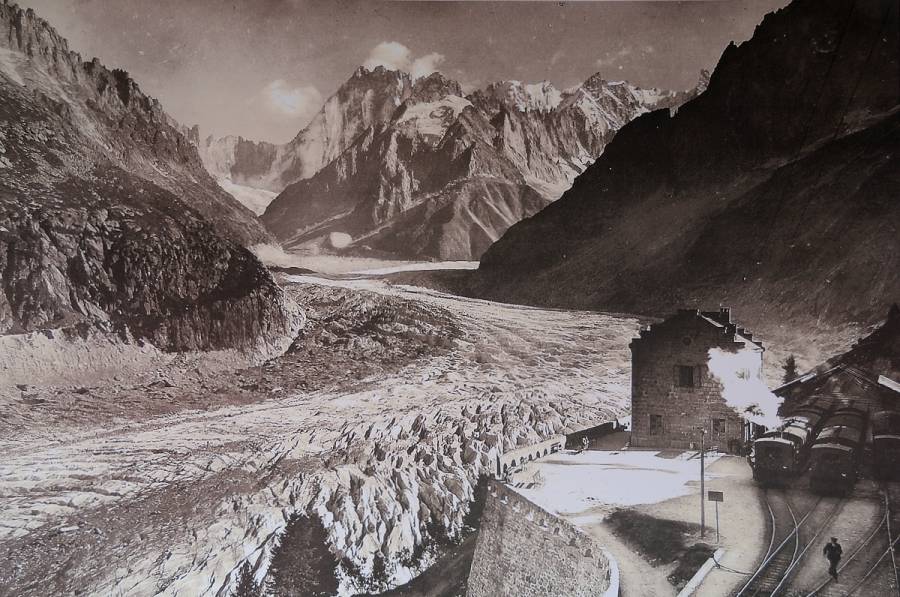 Die alte Aufnahme im Bahnhofsgebäude zeigt, dass der Gletscher in den...