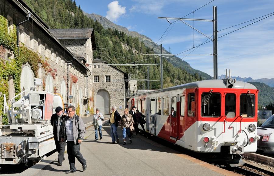 Von Chamonix bringt uns die TMR wieder zurück in die Schweiz. In Châtelard... Von Chamonix bringt uns die TMR wieder zurück in die Schweiz. In Châtelard...