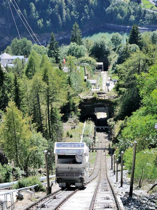 Nun gehts steil bergauf. Die Barberine - Standseilbahn hat eine Neigung von bis
zu 87 % ! Speziell sind auch die sehr schlanke Weiche und die Neigungswechsel... Nun gehts steil bergauf. Die Barberine - Standseilbahn hat eine Neigung von bis
zu 87 % ! Speziell sind auch die sehr schlanke Weiche und die Neigungswechsel...
