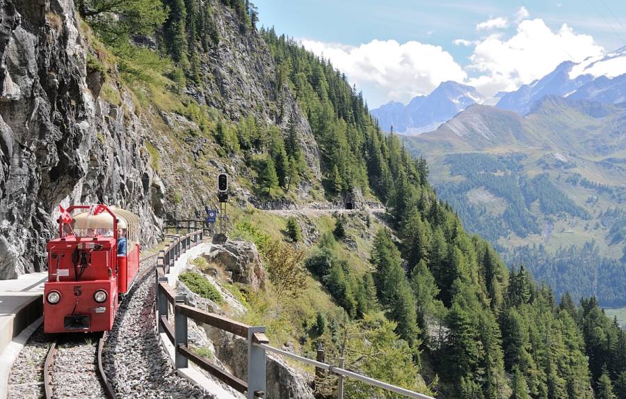 Nur an wenigen Wochenenden fahren Dampfzüge, sonst ziehen solche Akkuloks die... Nur an wenigen Wochenenden fahren Dampfzüge, sonst ziehen solche Akkuloks die...