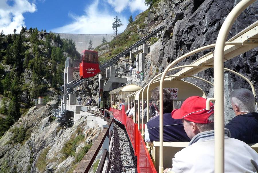 .. bis zum Fuss der Emosson Staumauer. Von dort führt seit 1991 eine Mini ...
.. bis zum Fuss der Emosson Staumauer. Von dort führt seit 1991 eine Mini ...