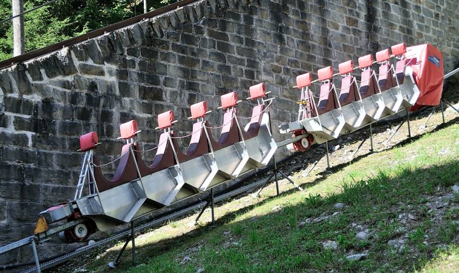 Bis 1989 fuhren dort zwei ganz einmalige Gefährte nach oben: Benzinbetriebene... Bis 1989 fuhren dort zwei ganz einmalige Gefährte nach oben: Benzinbetriebene...