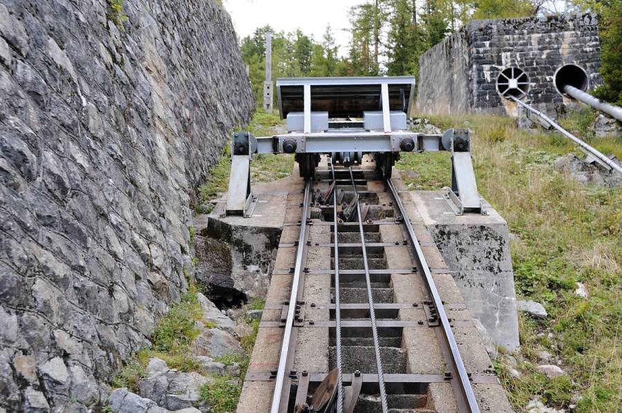 Auf der Talfahrt mit der Standseilbahn zeigt sich eine weitere Spezialität: Der
Vorstellwagen wird nach etwa einem Drittel der Strecke an 2 seitlichen Puffern...