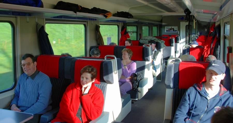 Aufgrund einer Aktion der SBB geniessen wir diesmal die 1. Klasse. Im EW IV der... Aufgrund einer Aktion der SBB geniessen wir diesmal die 1. Klasse. Im EW IV der...