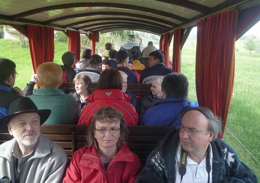 Während wir im Originalwagen von 1893 bergwärts fahren . . . . . Während wir im Originalwagen von 1893 bergwärts fahren . . . . .