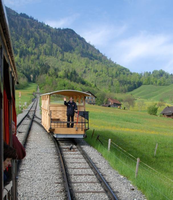 kreuzen wir in der Ausweiche den Wagen, der nach einem Zusammenstoss mit einem... kreuzen wir in der Ausweiche den Wagen, der nach einem Zusammenstoss mit einem...