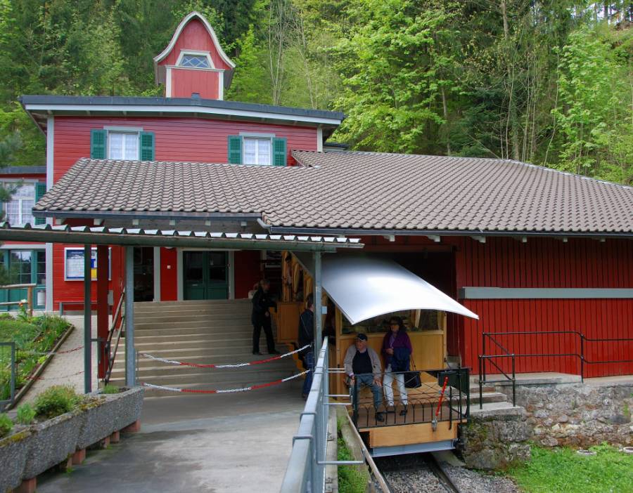 In der Zwischenstation Kälti steigen wir um, auf. . . . . In der Zwischenstation Kälti steigen wir um, auf. . . . .