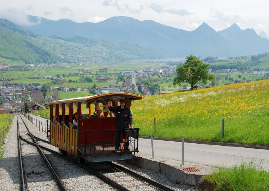 Bei der Talfahrt nach Stans im neuaufgebauten Wagen, kreuzen wir den alten Wagen... Bei der Talfahrt nach Stans im neuaufgebauten Wagen, kreuzen wir den alten Wagen...