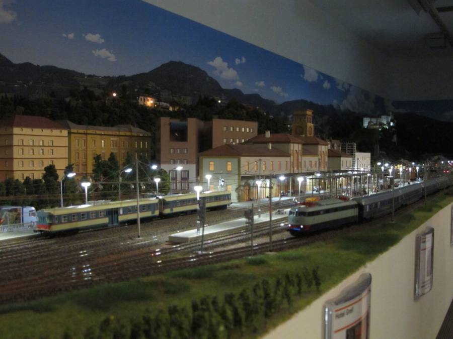 Das Thema der Eisenbahnanlage ist Südtirol in Miniatur. Hier der Bahnhof Bozen... Das Thema der Eisenbahnanlage ist Südtirol in Miniatur. Hier der Bahnhof Bozen...