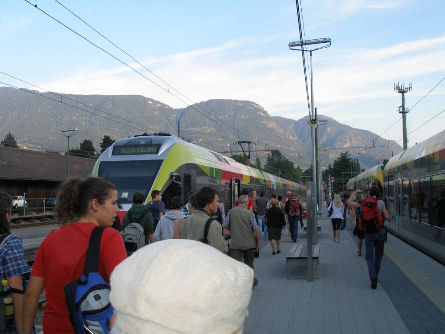Meran und Bozen. Hier der Vintschger GTW und der FLIRT der Pustertal-Bahn in...
Meran und Bozen. Hier der Vintschger GTW und der FLIRT der Pustertal-Bahn in...
