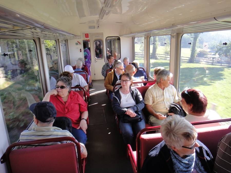 Mit der ehemaligen Trogenerbahn fahren wir nach Klobenstein. Mit der ehemaligen Trogenerbahn fahren wir nach Klobenstein.