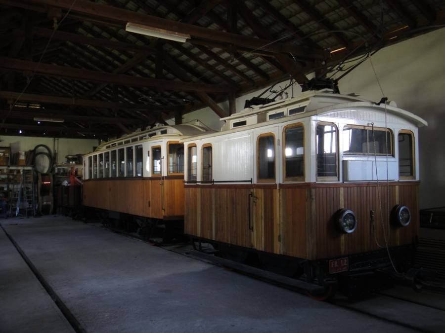  aus der Gründerzeit. Triebwagen 11 und 12, sowie die Zahnradlok 2.