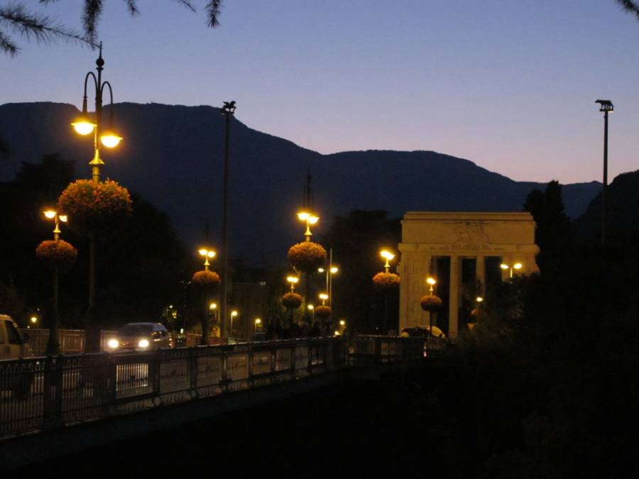 Bei der Talferbrücke das Siegesdenkmal aus faschistischen Zeiten.