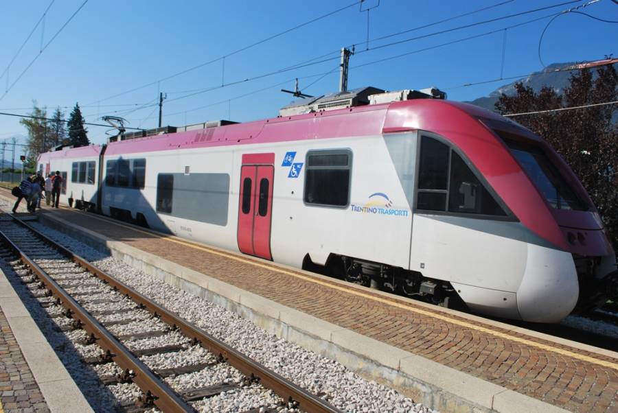  den Zug nach Male. ETi 8/8 der Nonstalbahn (Ferrovia Trento-Male).